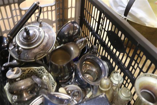 A mixed quantity of plated wares